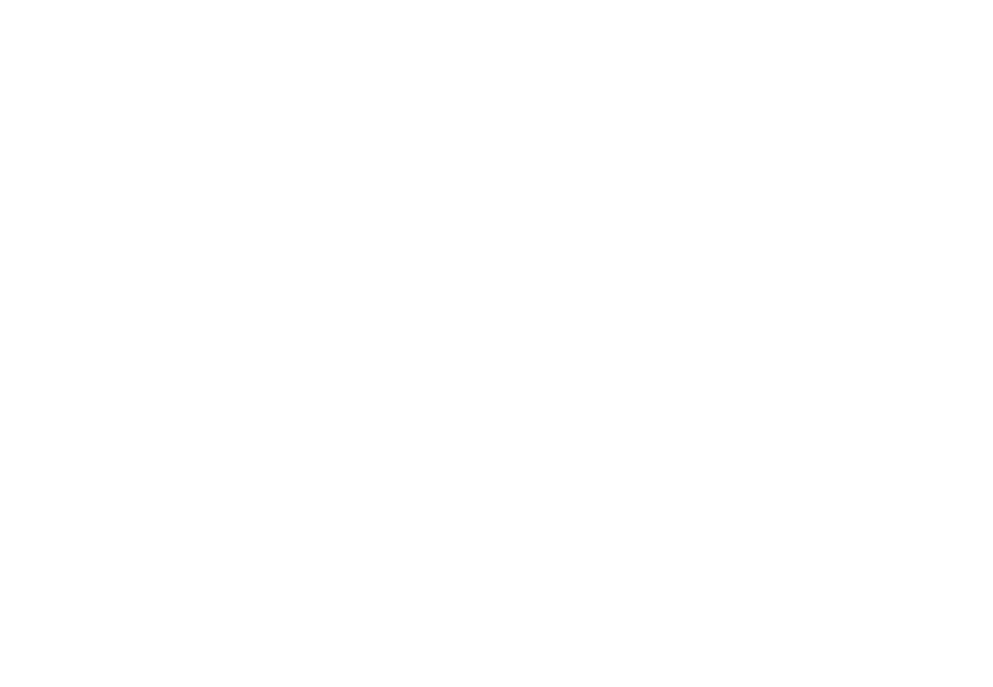 Monsieur,Je vous remercie de votre lettre adressée à mon époux, Monsieur Noël.Je me permet de vous répondre en direct, ce dont je ne suis pas coutumière.Bien que pourtant je sois en charge de cette fonction pour le compte de Monsieur Noël depuis de nombreuses années maintenant sans rétribution aucune, donc sans retraite, avec tous les inconvénients que je vous laisse imaginer lorsque l'heure de monsieur mon époux aura sonnée (si évidemment elle sonne avant la mienne) …...Enfin, je digresse!!!Donc, si je m'adresse à vous en mon nom propre, c'est que votre courrier attire l'attention de Monsieur Noël sur l'absence de compagne à ses côtés lors de ces distributions.Après une lutte âpre et sans merci, faite de grèves, de blocages stratégiques sur des points névralgiques, de négociations infructueuses, de conciliations hasardeuses, ayant monopolisé l'attention de Monsieur Noël durant une très longue période – ce qui expliquera les absences répétées de ce dernier comme mentionné dans votre courrier- aux termes de cette lutte donc, j'ai, Monsieur, le grand plaisir de vous annoncer la reprise du service délaissé ces dernières années.Je conduirai et superviserai aux cotés de monsieur Noël, les opérations de délestage des paquets.J'espère donc que vous n'aurez plus à subir les désagréments évoqués dans votre missive. J'y veillerai personnellement. Espérant avoir satisfait à votre questionnementD'ores et déjà , je vous souhaite cher Monsieur, un JOYEUX NOEL!
Mme Noel